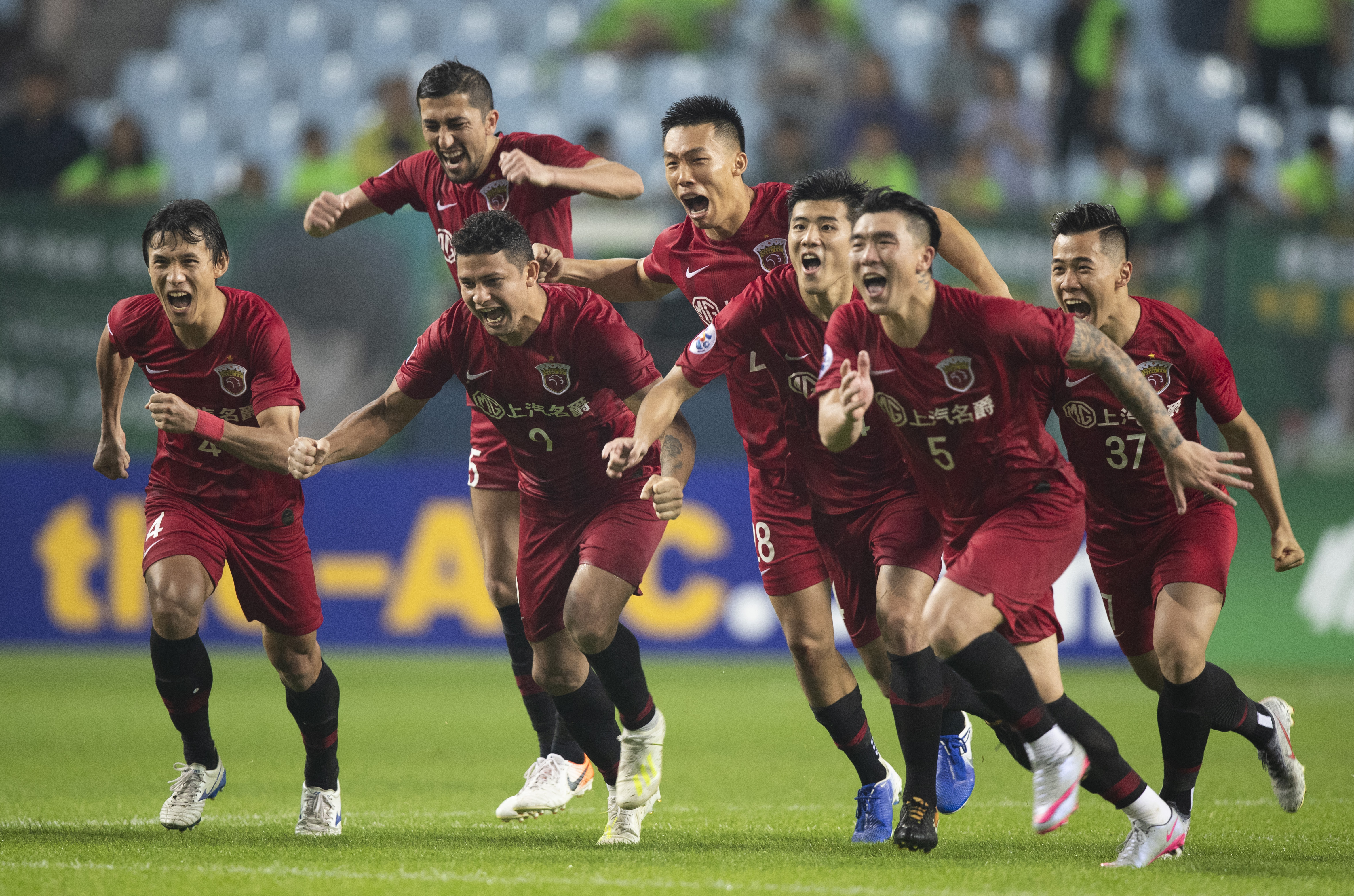 上海上港决胜时刻，力拼夺冠激动不已